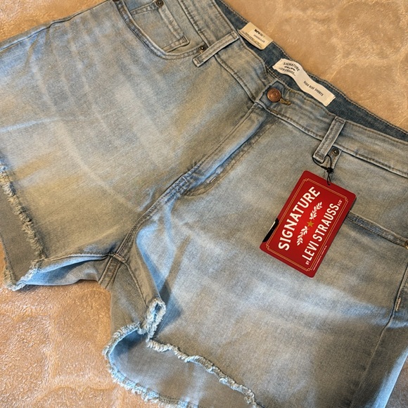 NWT LEVI SHORTS - Picture 4 of 14